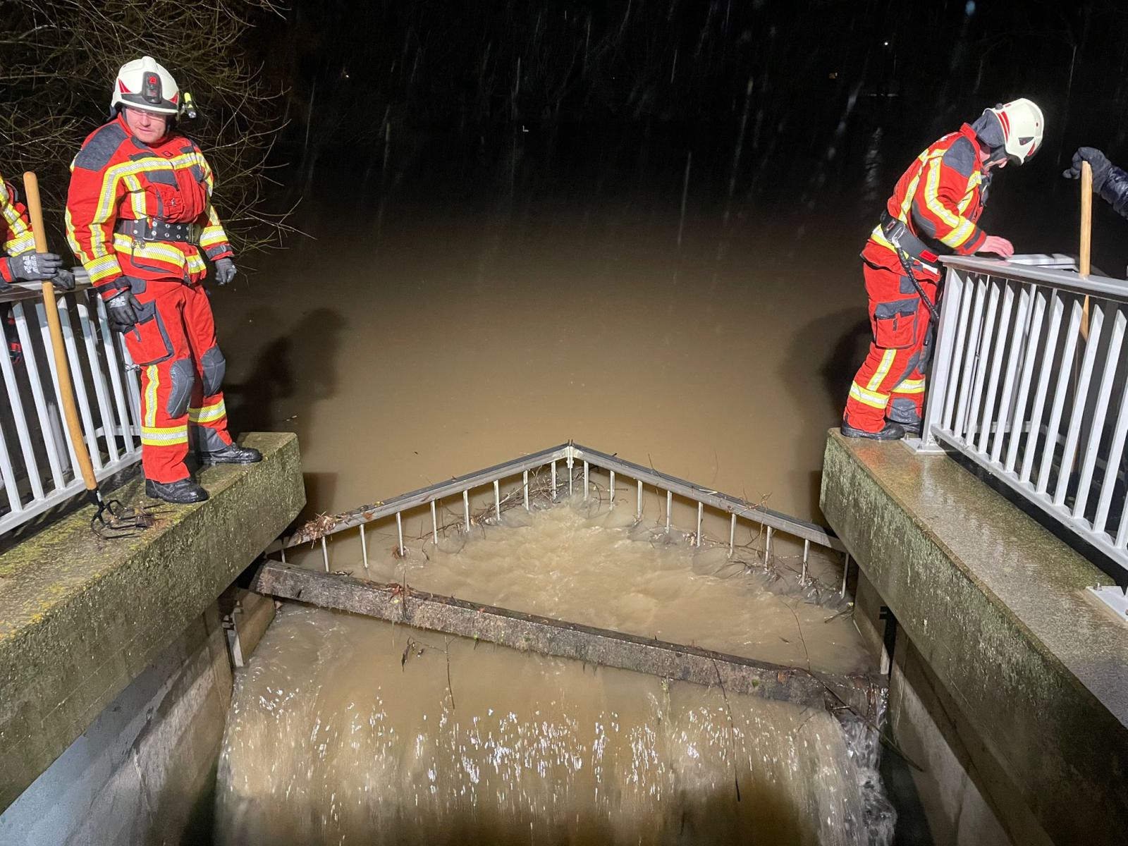 Feuerwehr Dobitschen Hochwasserschutz Teichüberlauf (23.12.2023)